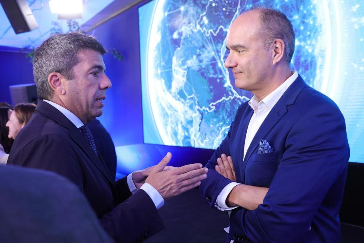 Carlos Mazón con Marcos J. Lacruz, presidente de la patronal valenciana de renovables (Avaesen).