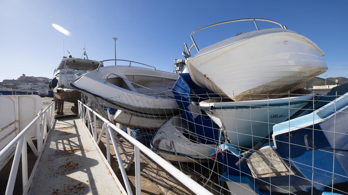 Pateras acumuladas hace un año en el puerto de Ibiza.