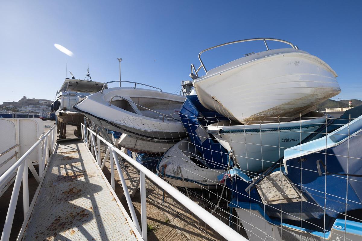 Pateras acumuladas hace un año en el puerto de Ibiza.