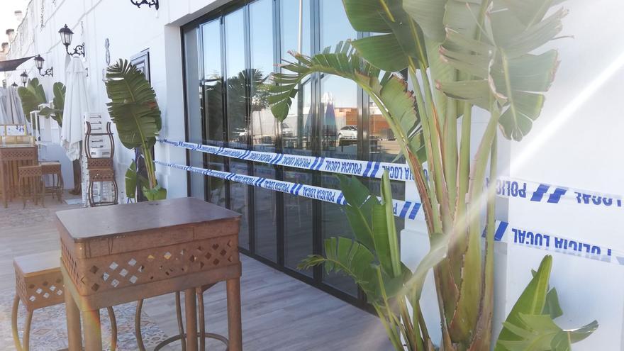 Dos heridos y 200 desalojados al derrumbarse una escalera de un pub de La Carlota