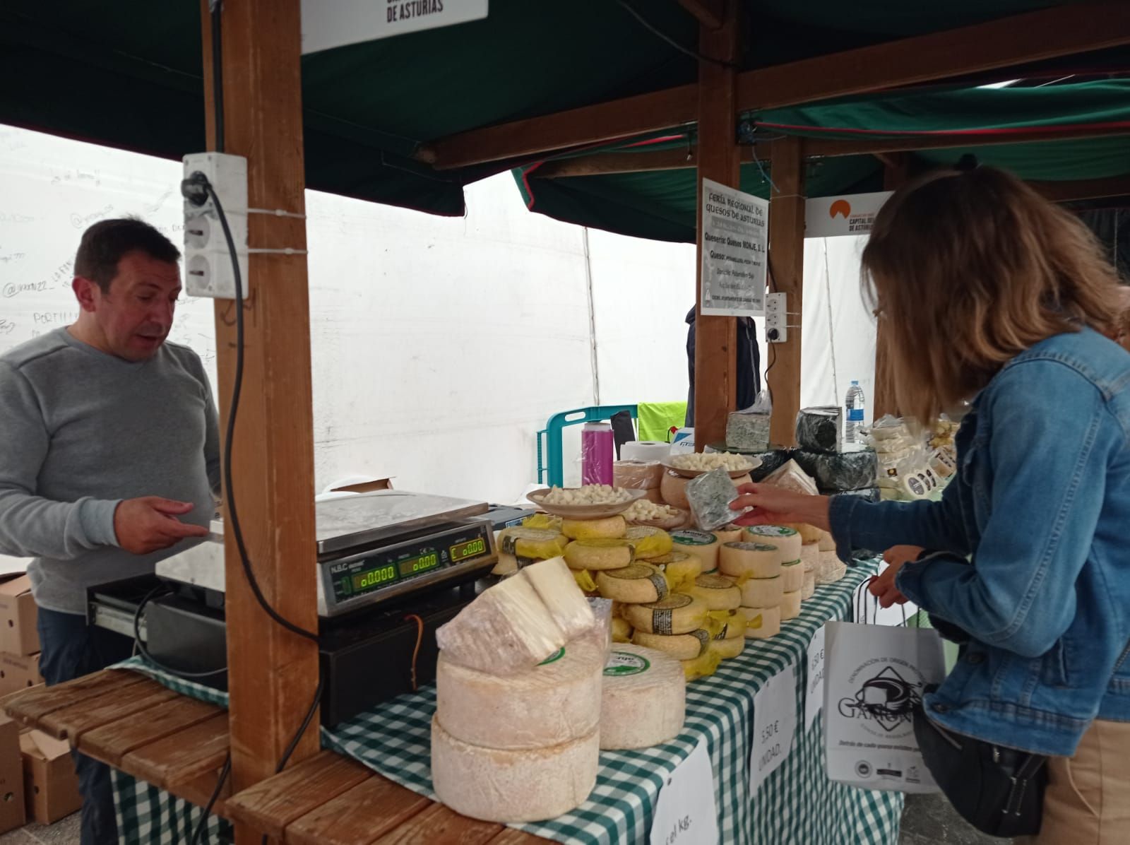 Cangas de Onís se da al queso todas las imágenes de la gran feria