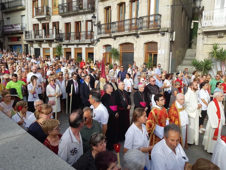 Miles de fieles acompañan a la imagen del nazareno en la tradicional procesión por el centro de la ciudad con principio y final en la Colegiata.