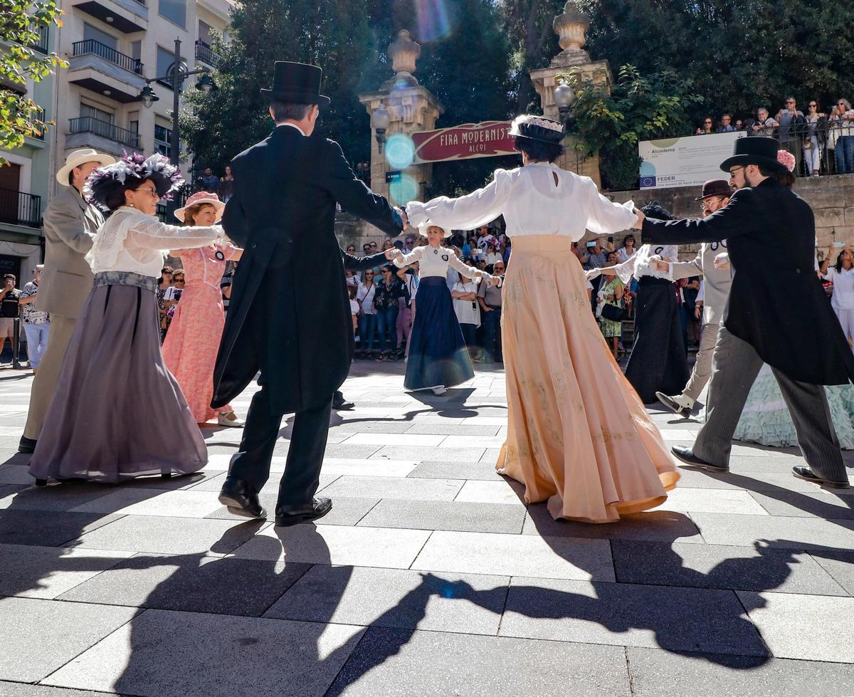 Bailes en la plaza Ramón y Cajal, en el exterior de la Glorieta.