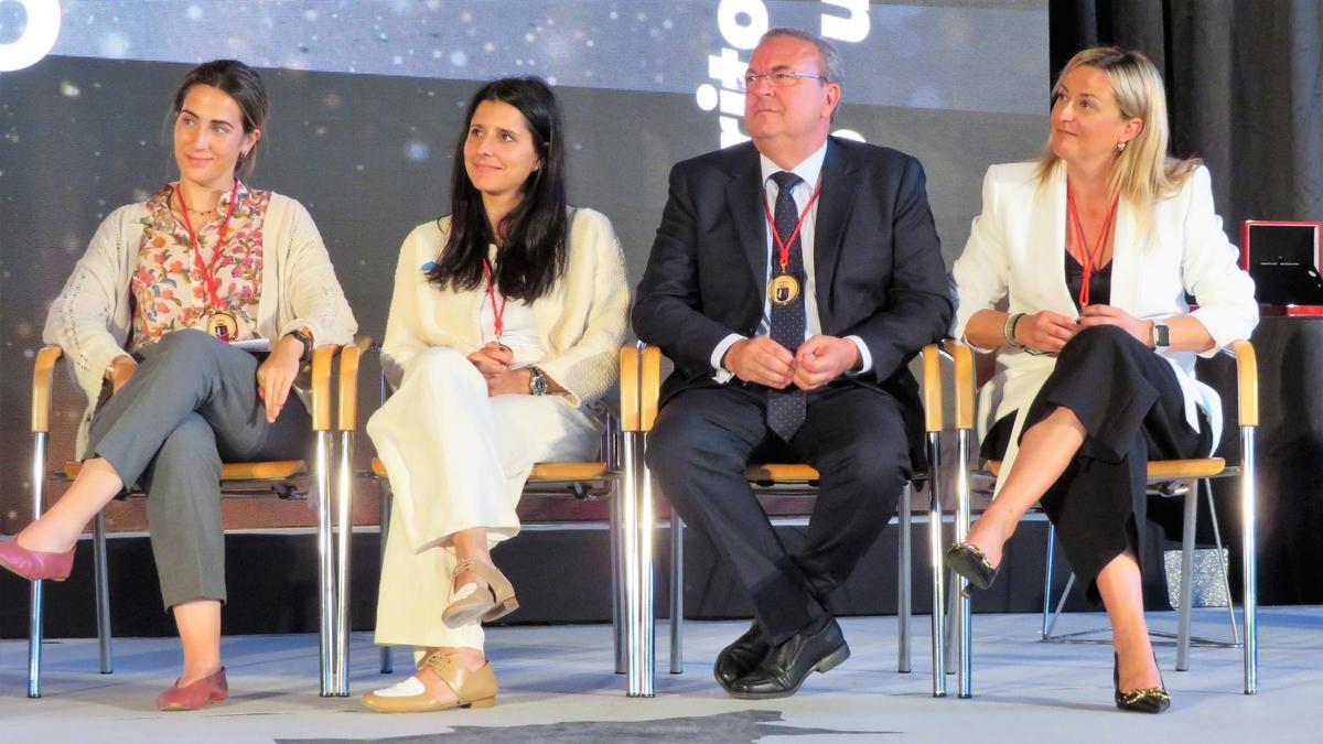 Los premiados con sus medallas