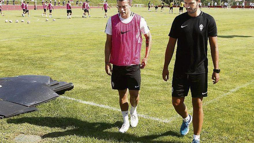 Juan Rodríguez, a la izquierda, abandonando ayer el entrenamiento.