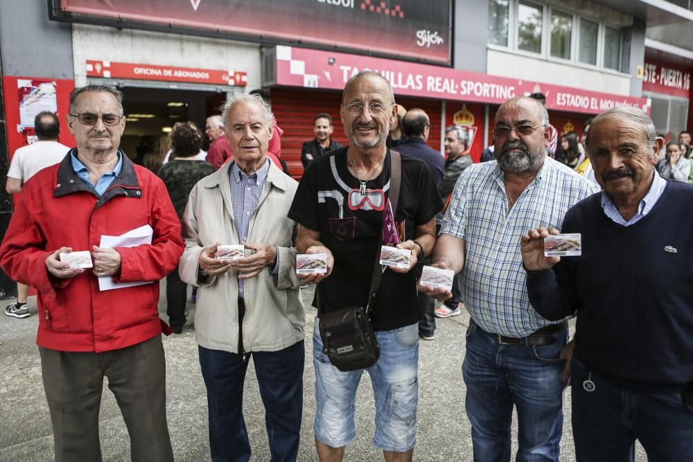 Primeros socios en renovar el abono del Sporting