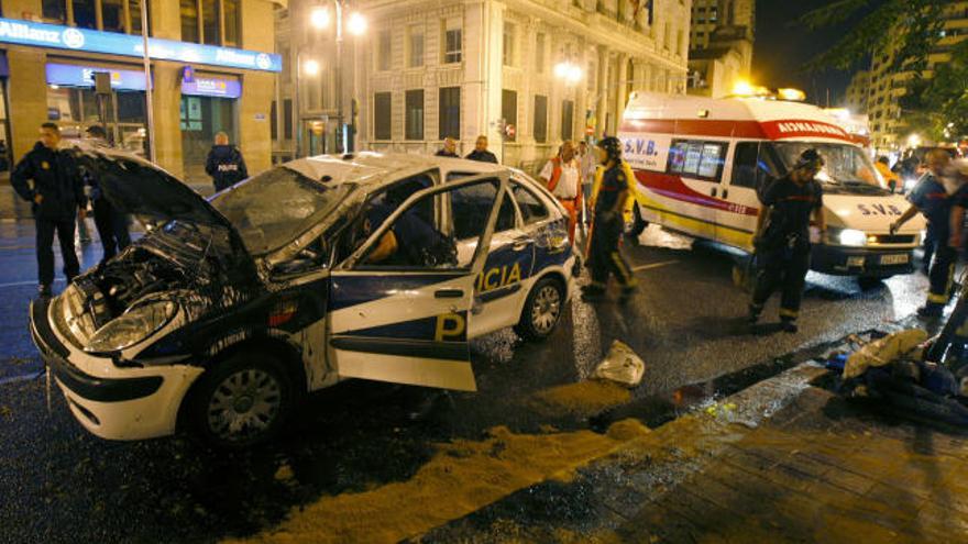 Un coche de la Policía dañado tras chocar con un Mercedes en la calle Guillem de Castro.
