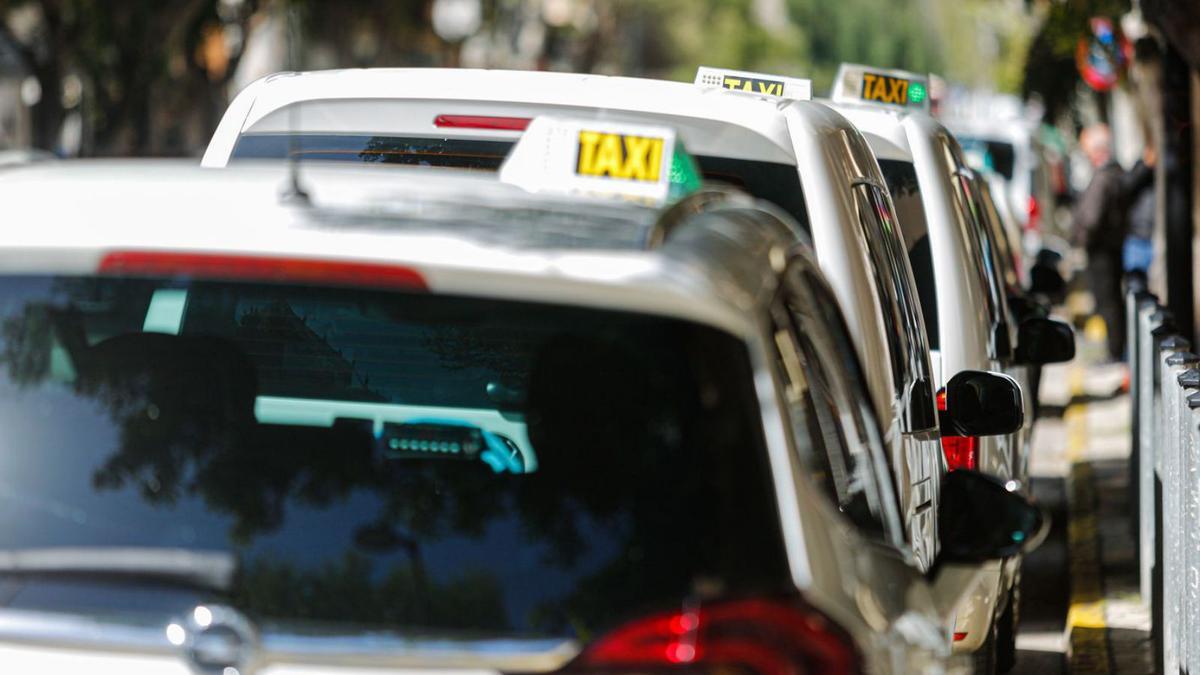 Imagen de archivo de taxis en Eivissa. | TONI ESCOBAR