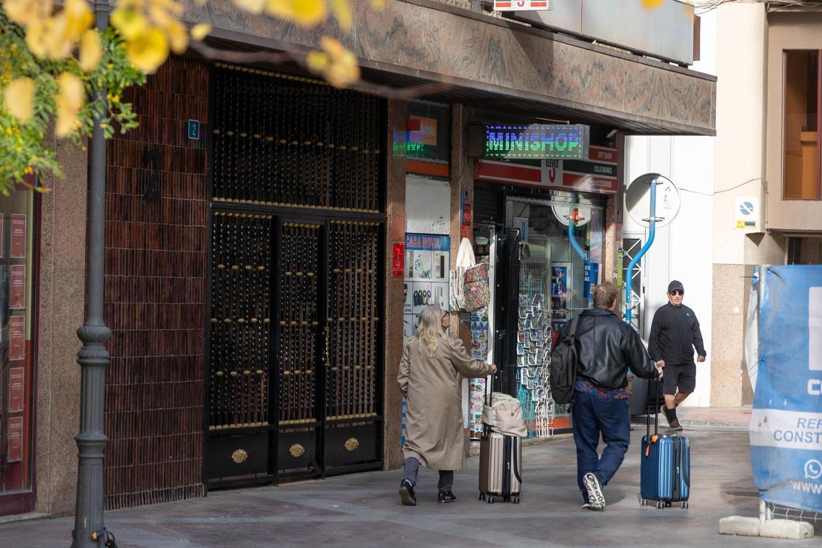 The portal of the building at number 2 on Ingeniero Lafarga Street, next to a 24-hour supermarket.