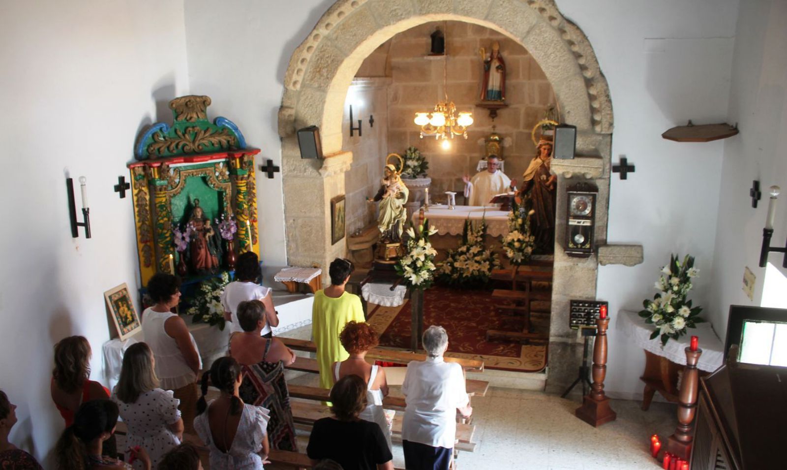 En Esperante a igrexa encheuse de devotos na misa solemne. 