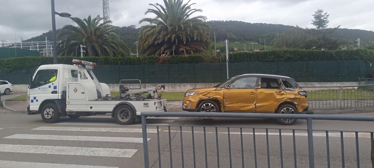El vehículo siendo retirado por la grúa.