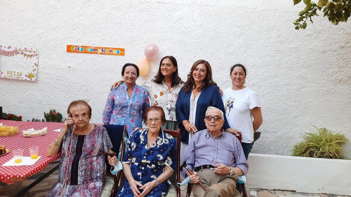 Hace unos días Antonia celebró los cien años con amigos y familiares en la barriada de Santa Rosa.