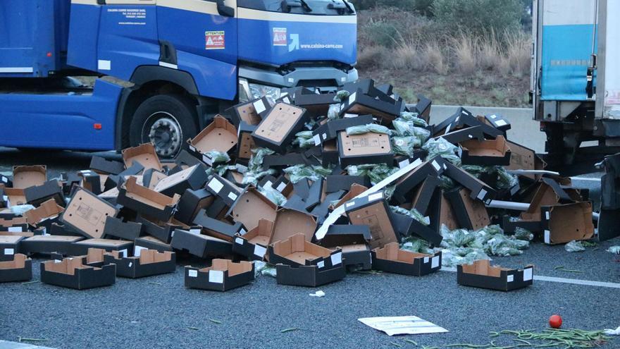 Els pagesos empordanesos buiden diversos camions plens de verdura a l’AP-7 i es preparen per a una protesta «indefinida»