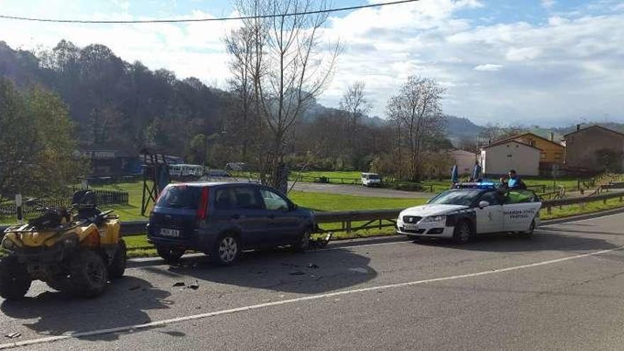 El quad y el turismo implicados, en Cangas de Onís, junto al coche de la Guardia Civil.