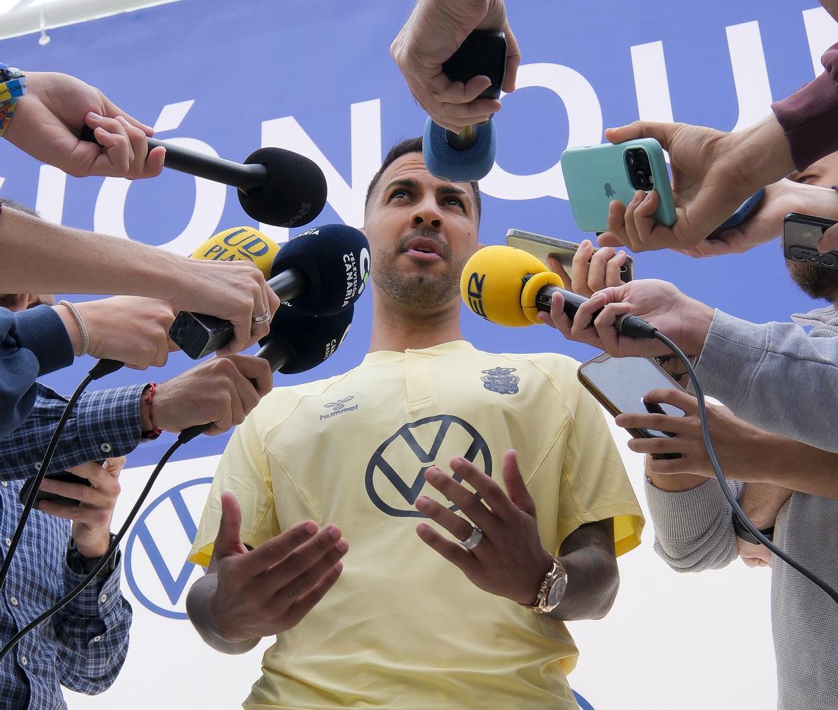 Jonathan Viera atiende a los medios, durante la celebración de un acto promocional.
