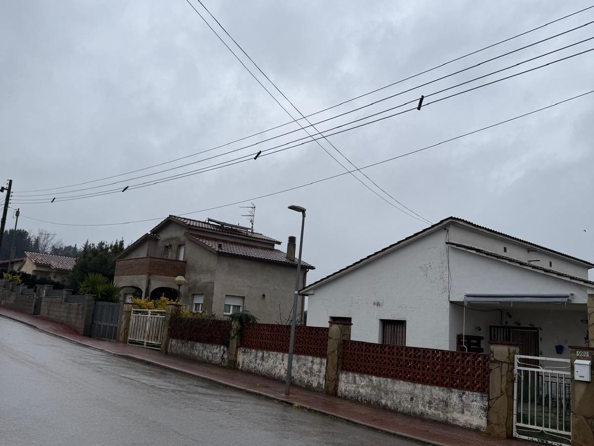 Un dels carrers de Riells afectats pel tall de llum