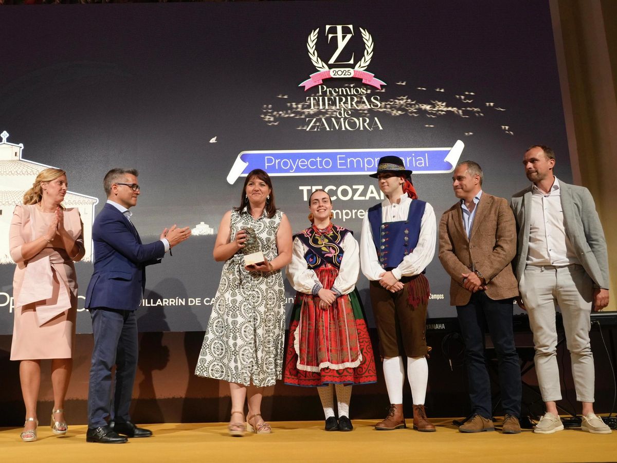 El equipo de TecoZam recoge su premio.