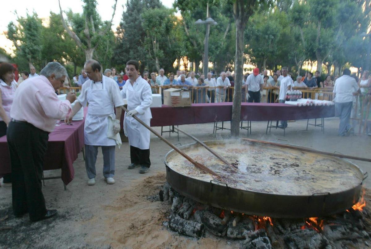 Mariano, con camisa rosa, celebra el XXV aniversario del Sancho 2 repartiendo arroz a al gente