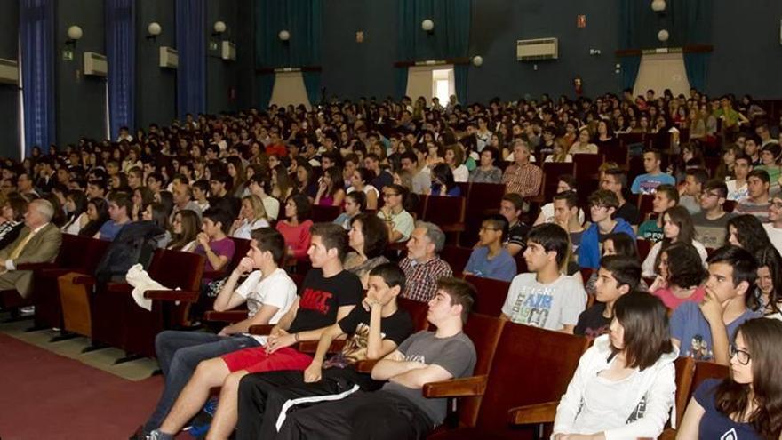 María Blasco durante su conferencia a los casi setecientos jóvenes.