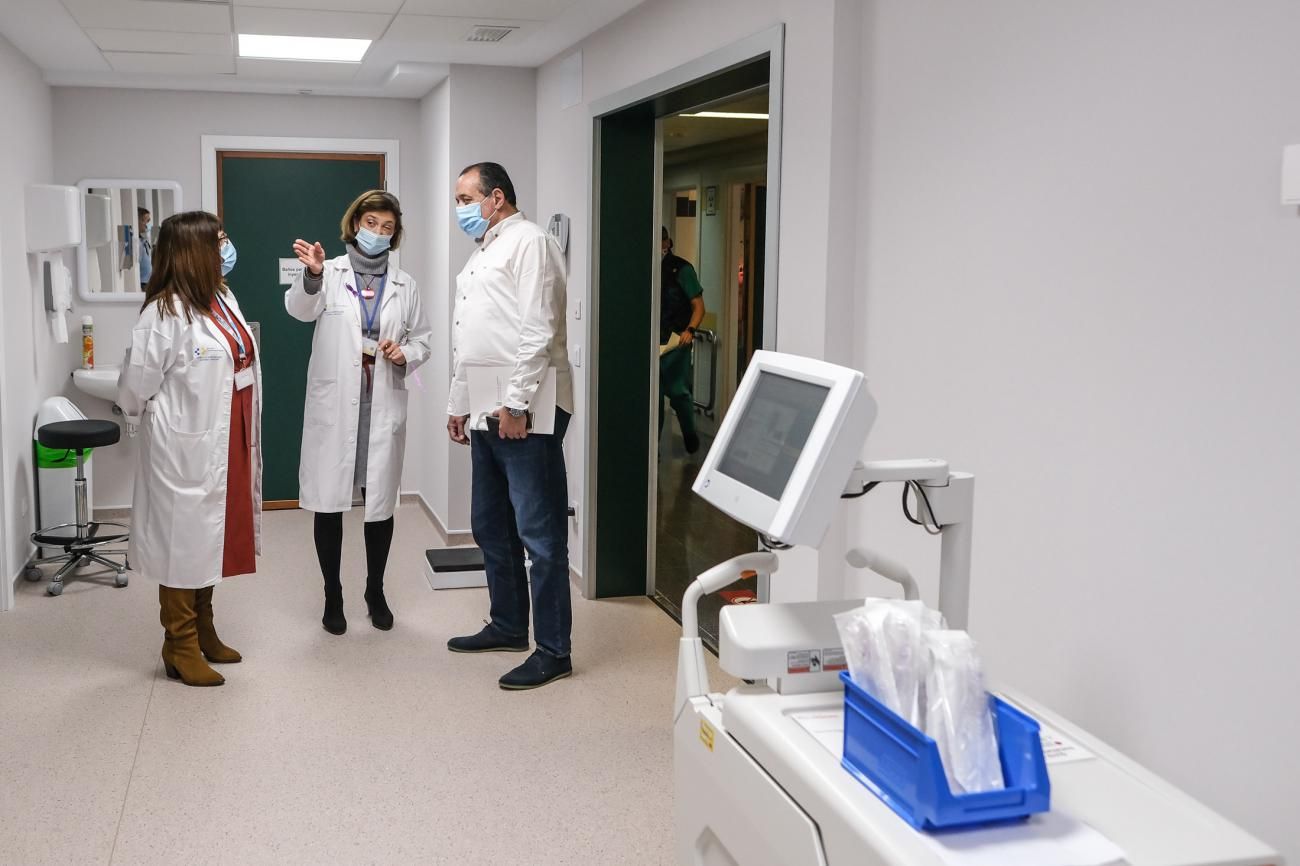 El consejero de Sanidad visita el nuevo equipo de tomografía por emisión de positrones