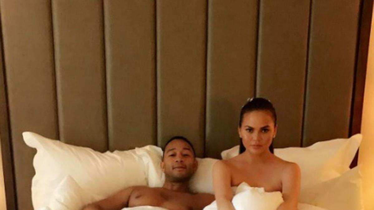 Chrissy Teigen y John Legend en la cama desnudos