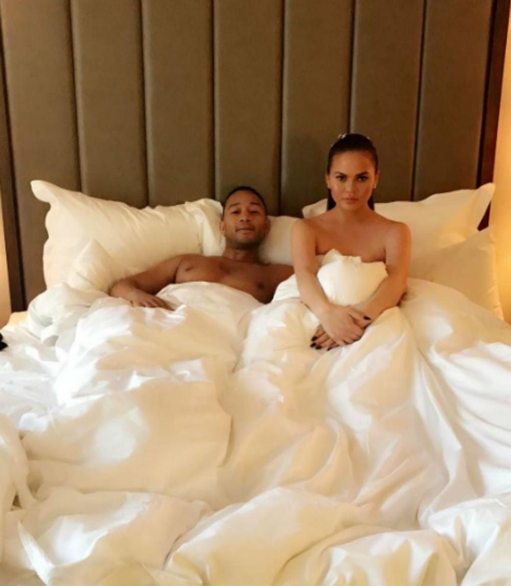 Chrissy Teigen y John Legend en la cama desnudos