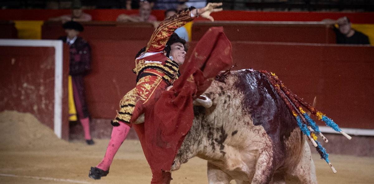 Momento de la grave cornada a Alberto Donaire en València
