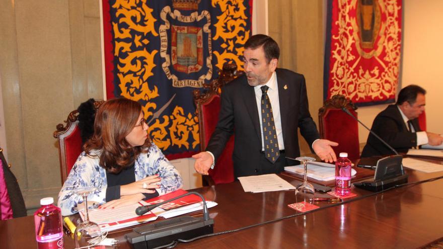 El alcalde de Cartagena, junto a la vicealcaldesa, en el pleno municipal