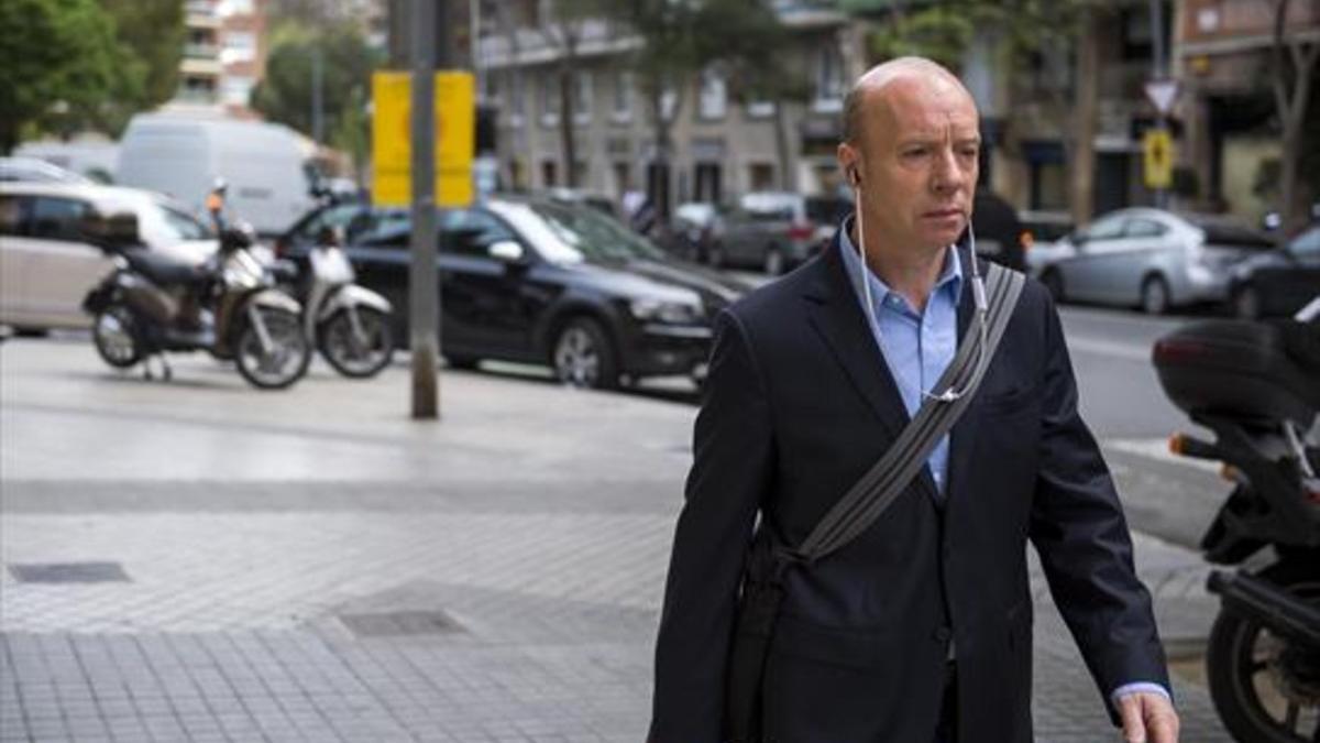 UN HOMBRE DE NEGOCIOS. A sus 60 años, Steve Archibald es un empresario instalado en Barcelona que aún juega a fútbol con los veteranos del Barça. En la otra foto, el célebre gol a Tacconi en Turín, el 19 de marzo de 1986.