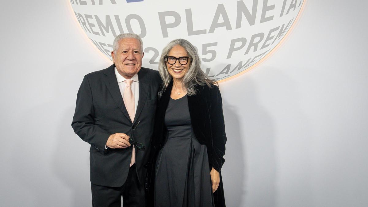 Luis Bassat, publicista,  junto a su mujer a su llegada al premio Planeta
