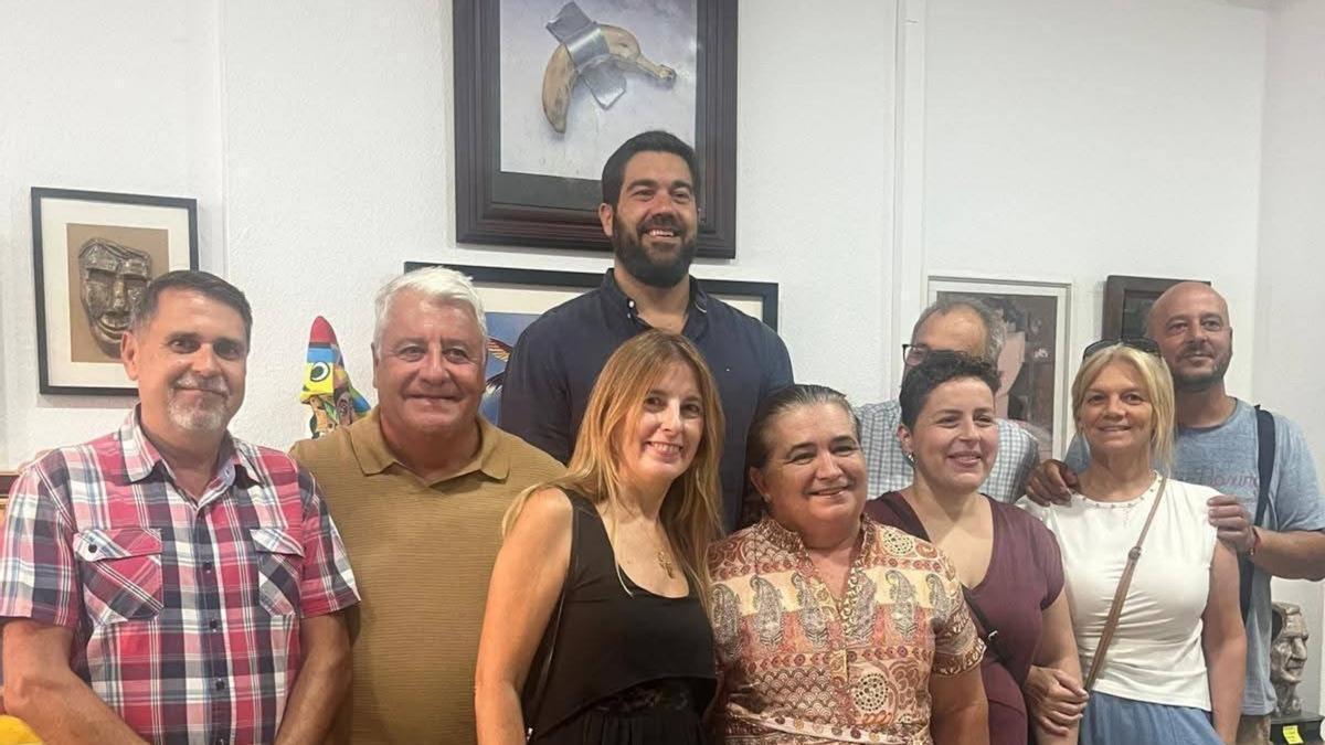 Vecinos de Churiana en la exposición benéfica ubicada en la casa Gerald Brenan