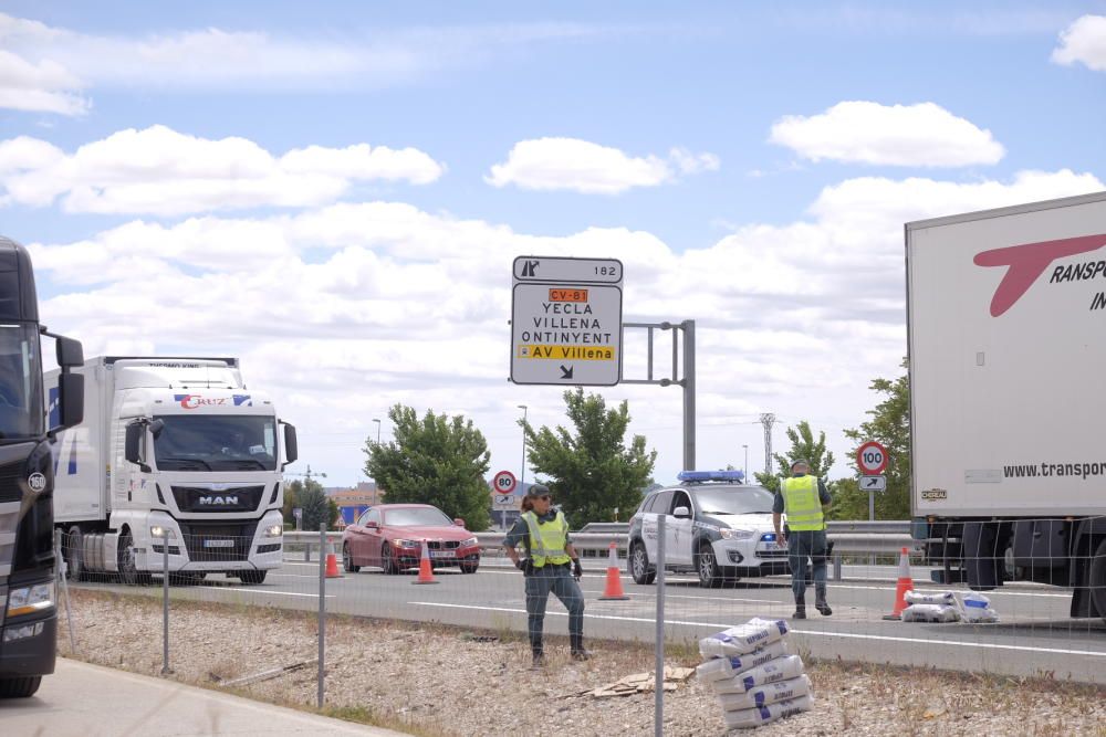 La colisión entre dos camiones corta la autovía a la altura de Villena