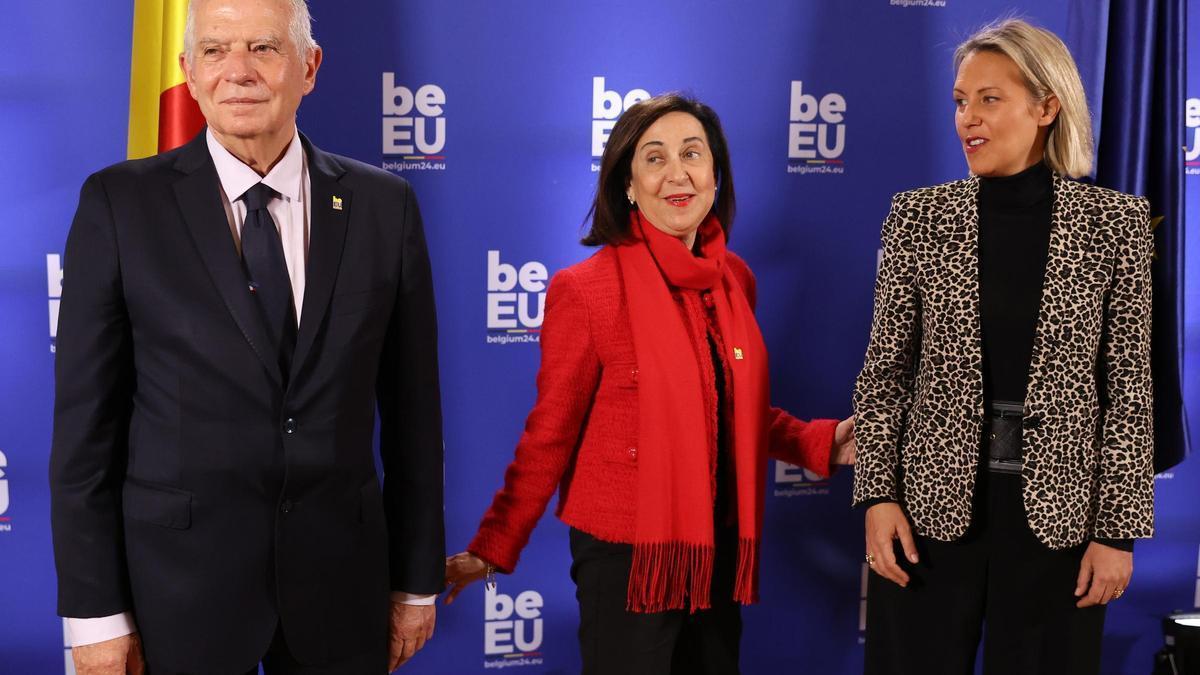 Josep Borrell y las ministra de Defensa de España, Margarita Robles, y de Bélgica, Ludivine Dedonder, este miércoles.