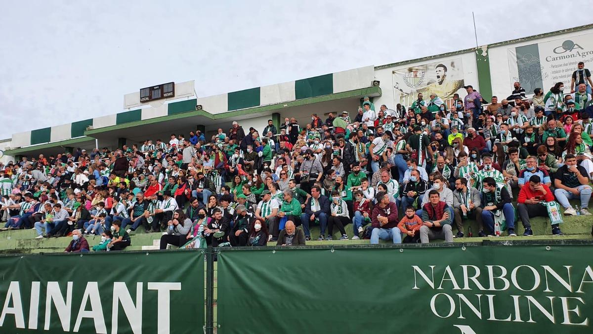 La afición del Córdoba CF durante el partido celebrado en Antequera.