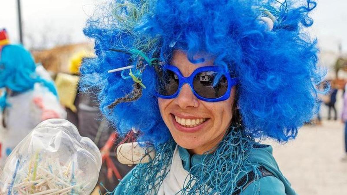 Una mujer disfrazada para el carnaval