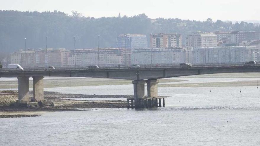 La ría de O Burgo, con el puente de A Pasaxe.