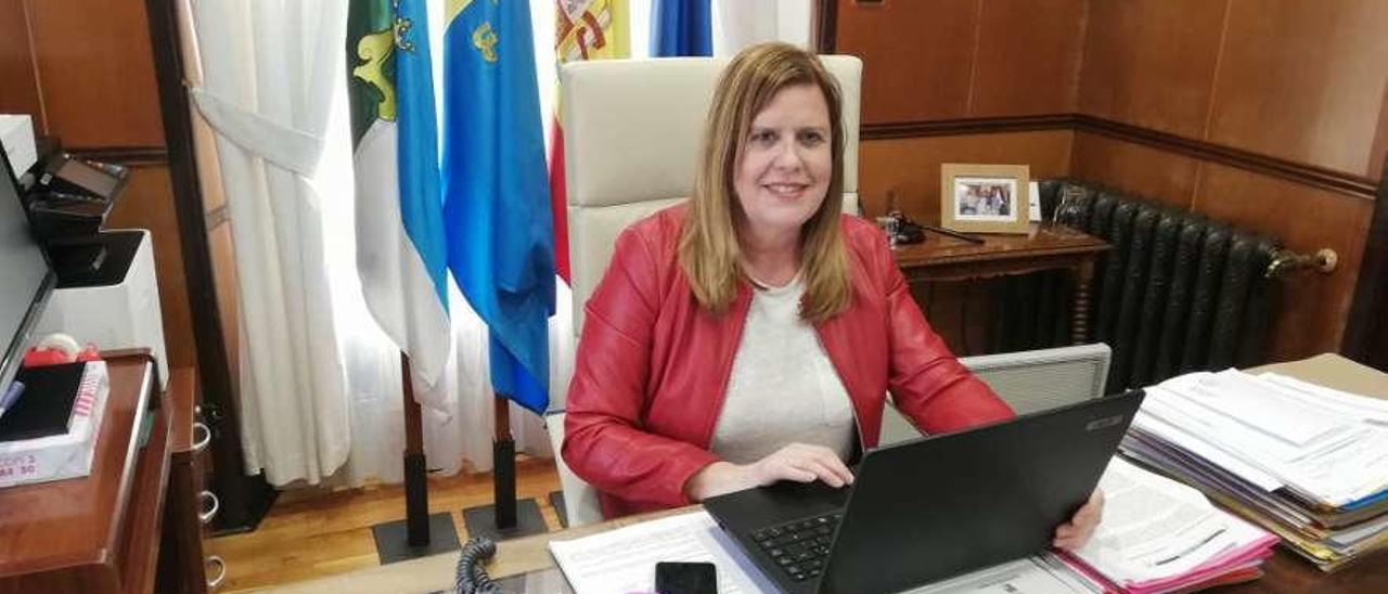 La alcaldesa de Langreo, Carmen Arbesú, al inicio de la reunión telemática.