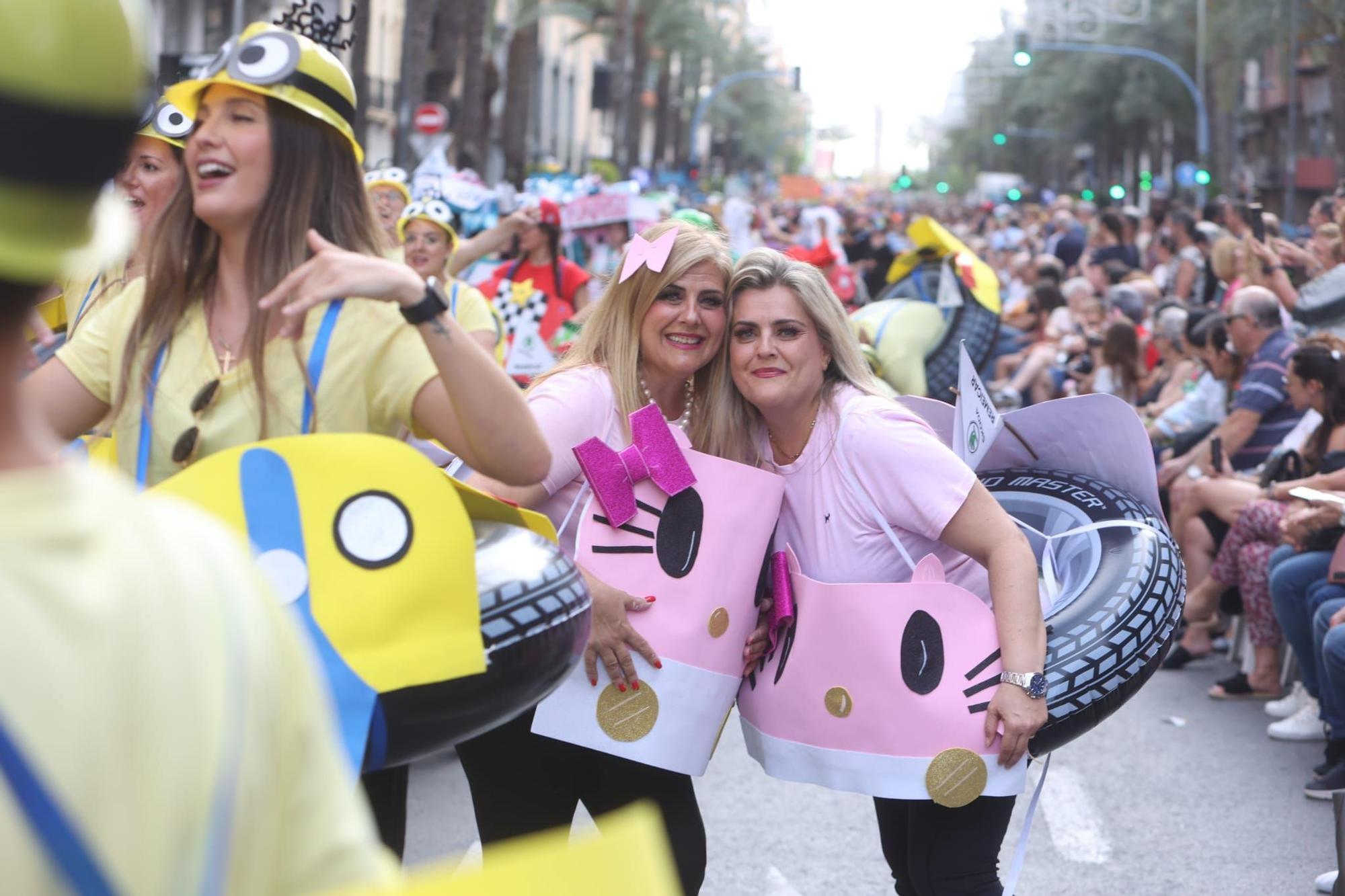 Las 89 hogueras y 20 barracas inundan las calles de Alicante con el tradicional desfile del Ninot