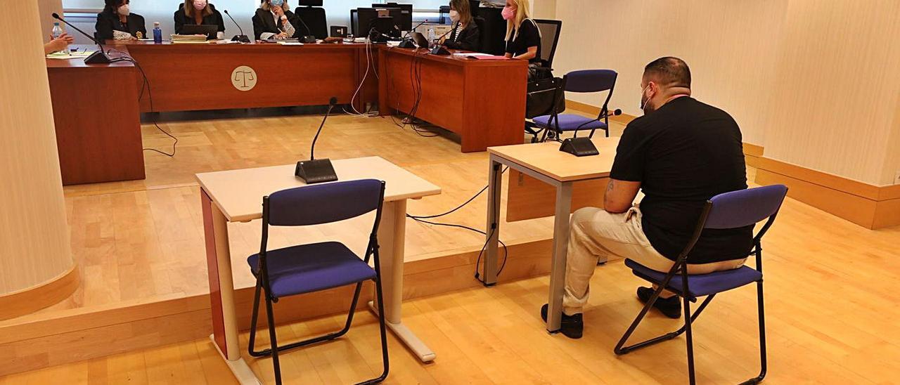El acusado, sentado de espaldas en el banquillo al inicio del juicio. | ANTONIO AMORÓS