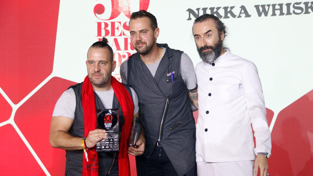 Representantes del bar Sips con el premi durante la cerimonia de los World's 50 Best Bars.