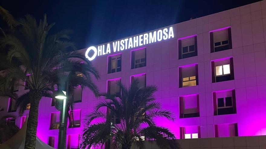 Fachada del Hospital HLA Vistahermosa iluminada de rosa para conmemorar el Día Mundial Contra el Cáncer de Mama.