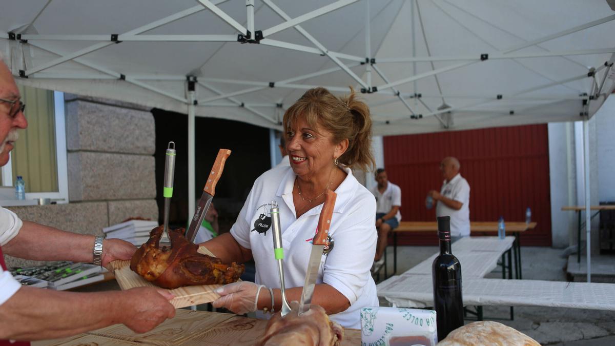 La organización de la Festa do Lacón entrega una de las piezas.