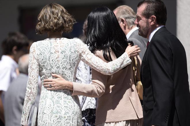 El abrazo de la reina Letizia y Ana Togores en la comunión de la princesa Leonor