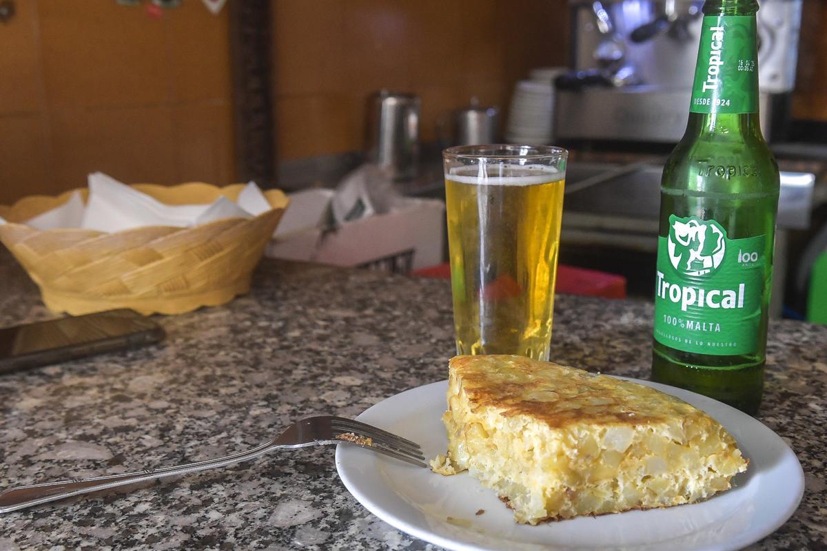 Bodegón de tortilla y cerveza en La Milagrosa.