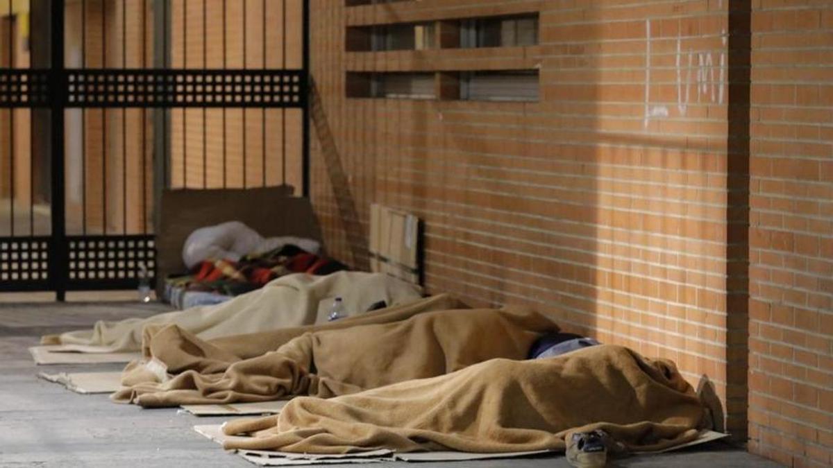Personas sin hogar duermen al raso en València