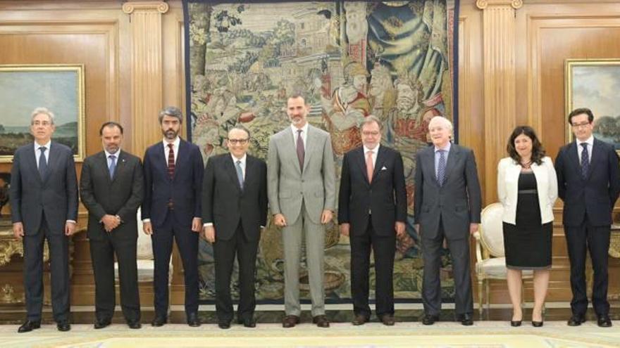 D&#039;esquerra a dreta, Antonio Fernández Galiano, Fernando de Yarza, Luis Enríquez, Javier Moll, Felip VI, Juan Luis Cebrián, Antonio Miguel Méndez Pozo, Irene Lanzaco i Ramón Alonso.