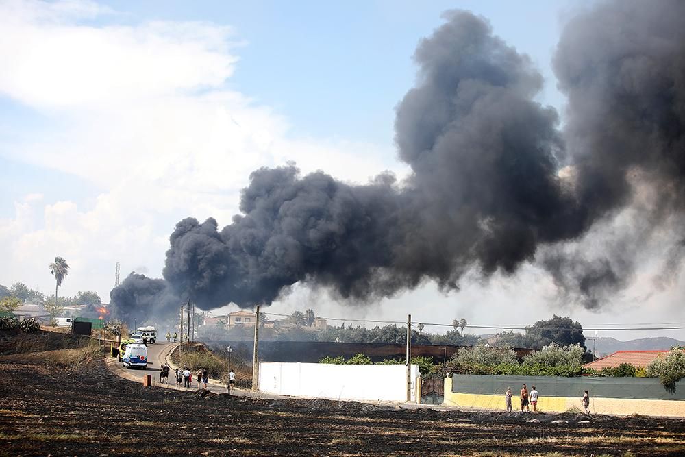 Un incendio obliga a desalojar ocho parcelas en la zona de Las Quemadillas