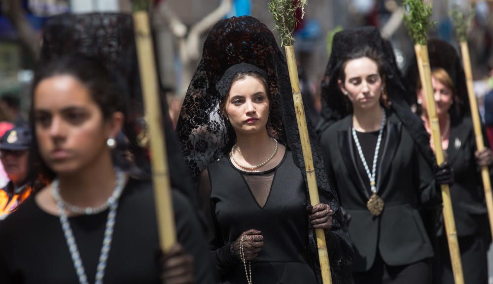 Las calles de Alicante se llenan de fieles en las procesiones del Domingo de Ramos