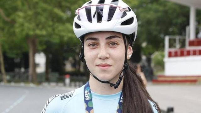 Alba Antolín, en Las Mestas con su medalla en el Nacional. |