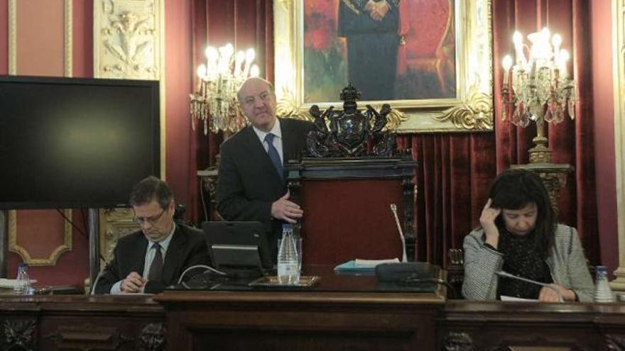 El alcalde de Ourense,en el centro, a su llegada al pleno del Ayuntamiento de Faro.  //Jesús Regal